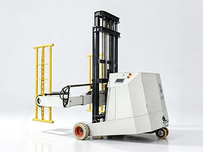 Robot AGV de manipulación con pinza