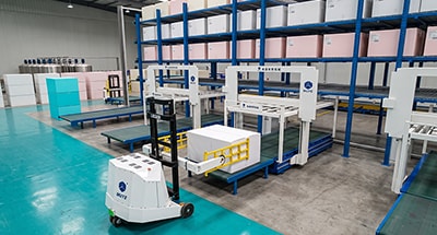 Robot AGV de manipulación con pinza